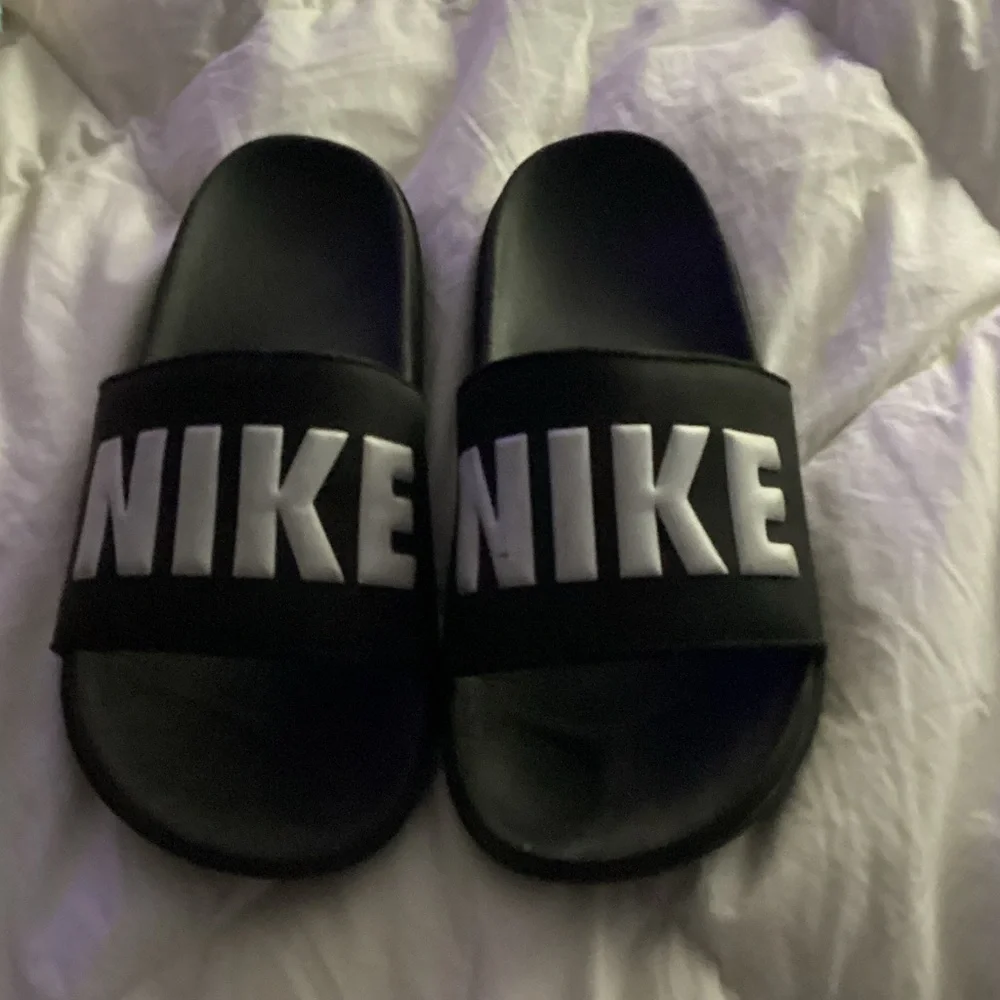 Nike women’s sz 10 sandals. Really nice cushion and support